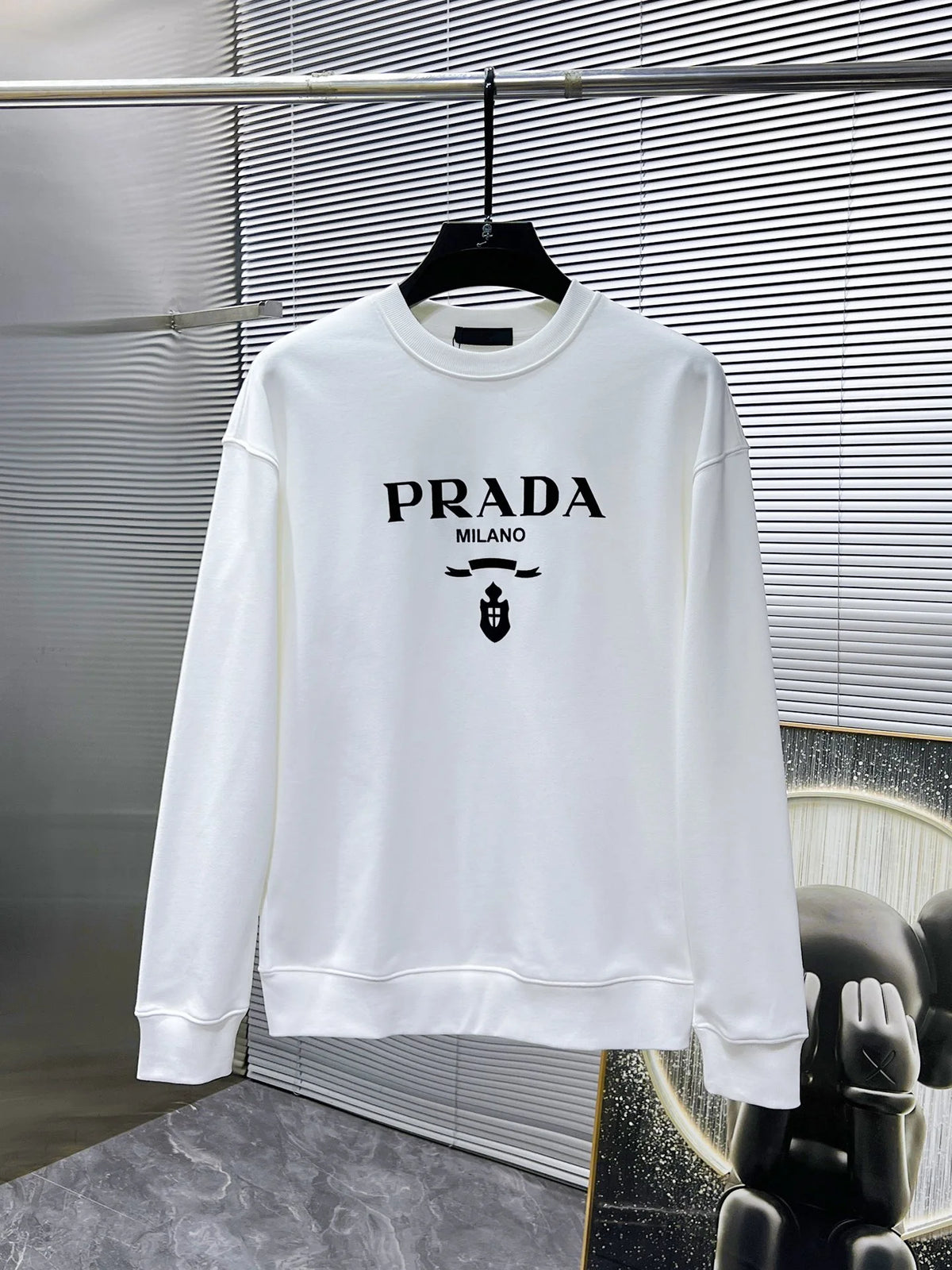 New long sleeved round neck sweatshirt