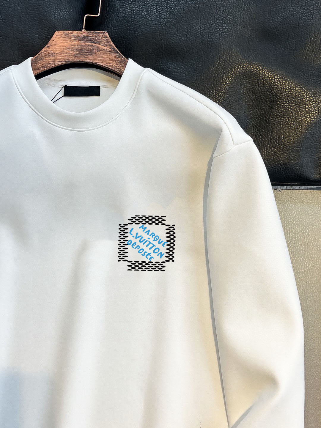 New long sleeved round neck sweatshirt 12