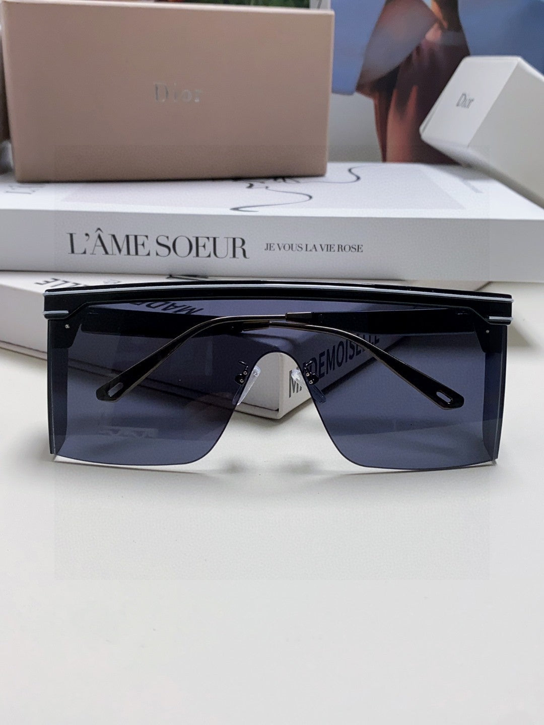 Large frame letter logo fashionable sunglasses