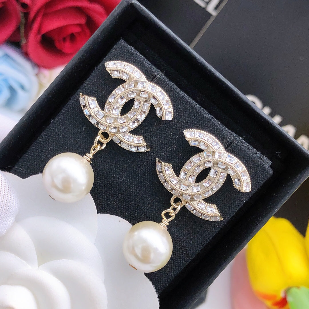 Hanging pearl earrings