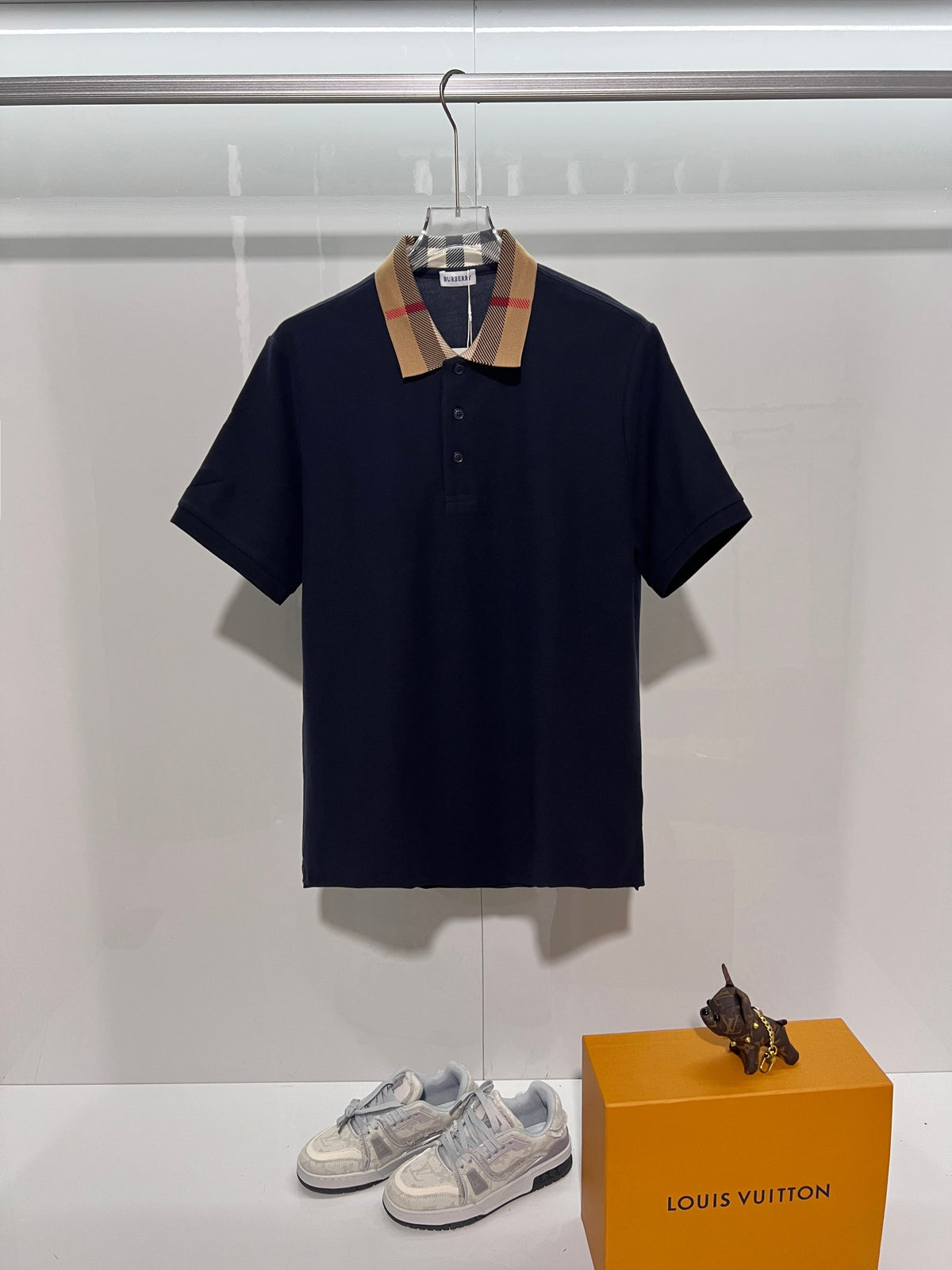 Minimally spliced contrasting plaid collar with letter polo shirt