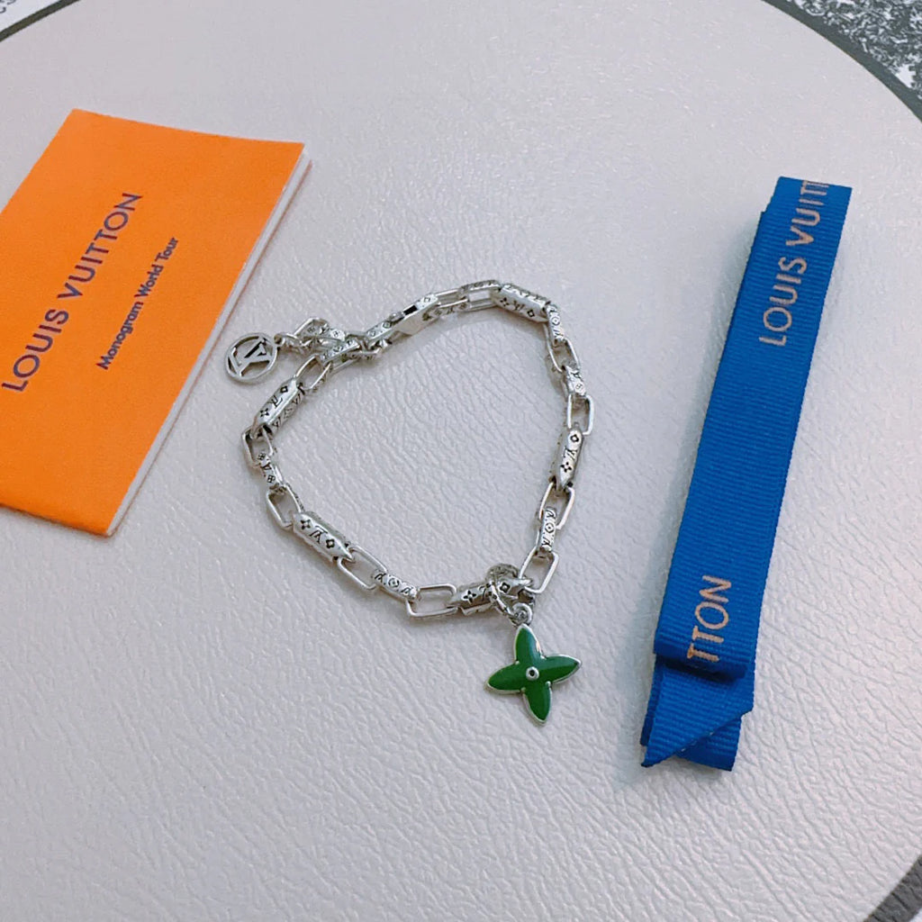 Retro and trendy fashion bracelet