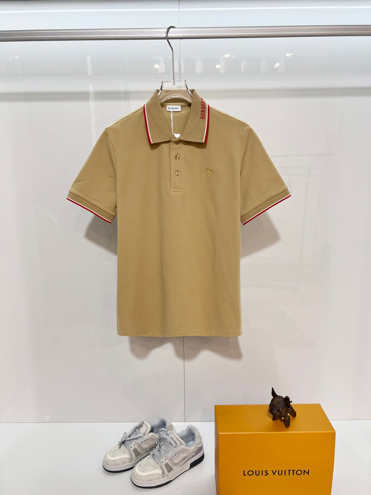 Color blocked flat machine collar with dark embroidery letters polo shirt