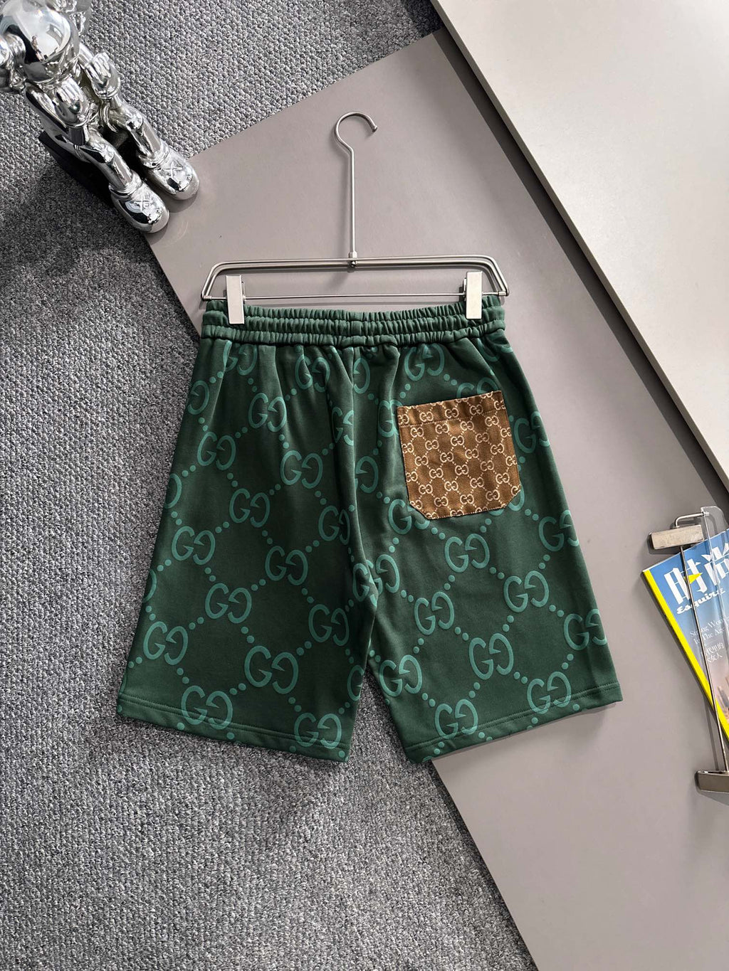 Plucked two letter logo casual shorts