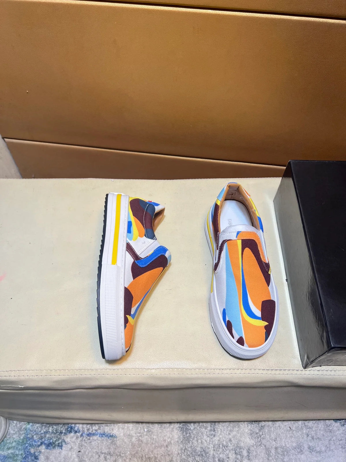 Modern style sports shoes