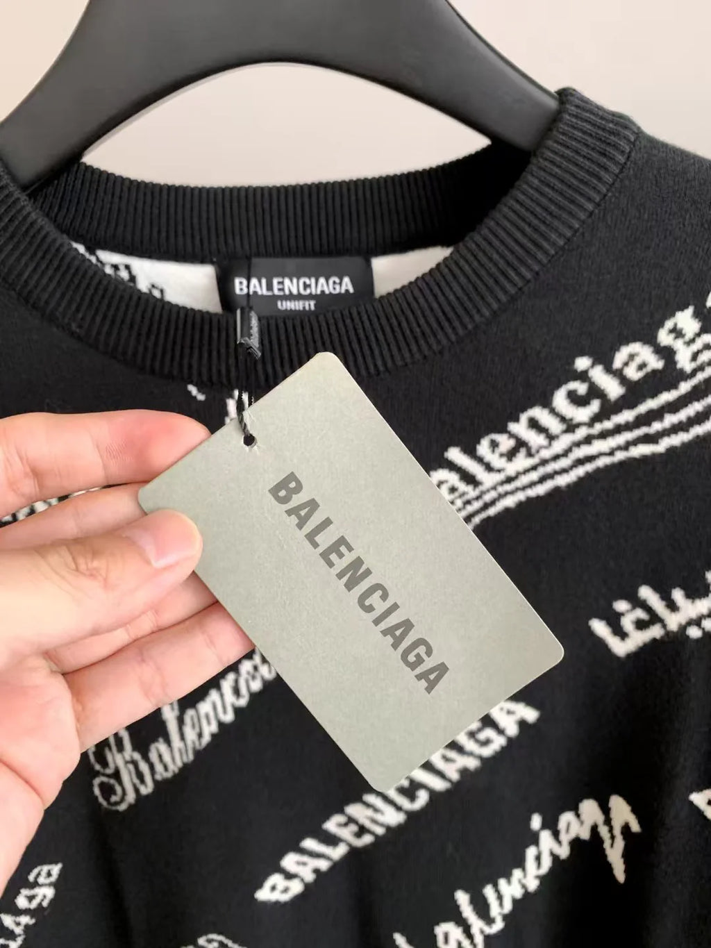 New round neck sweater