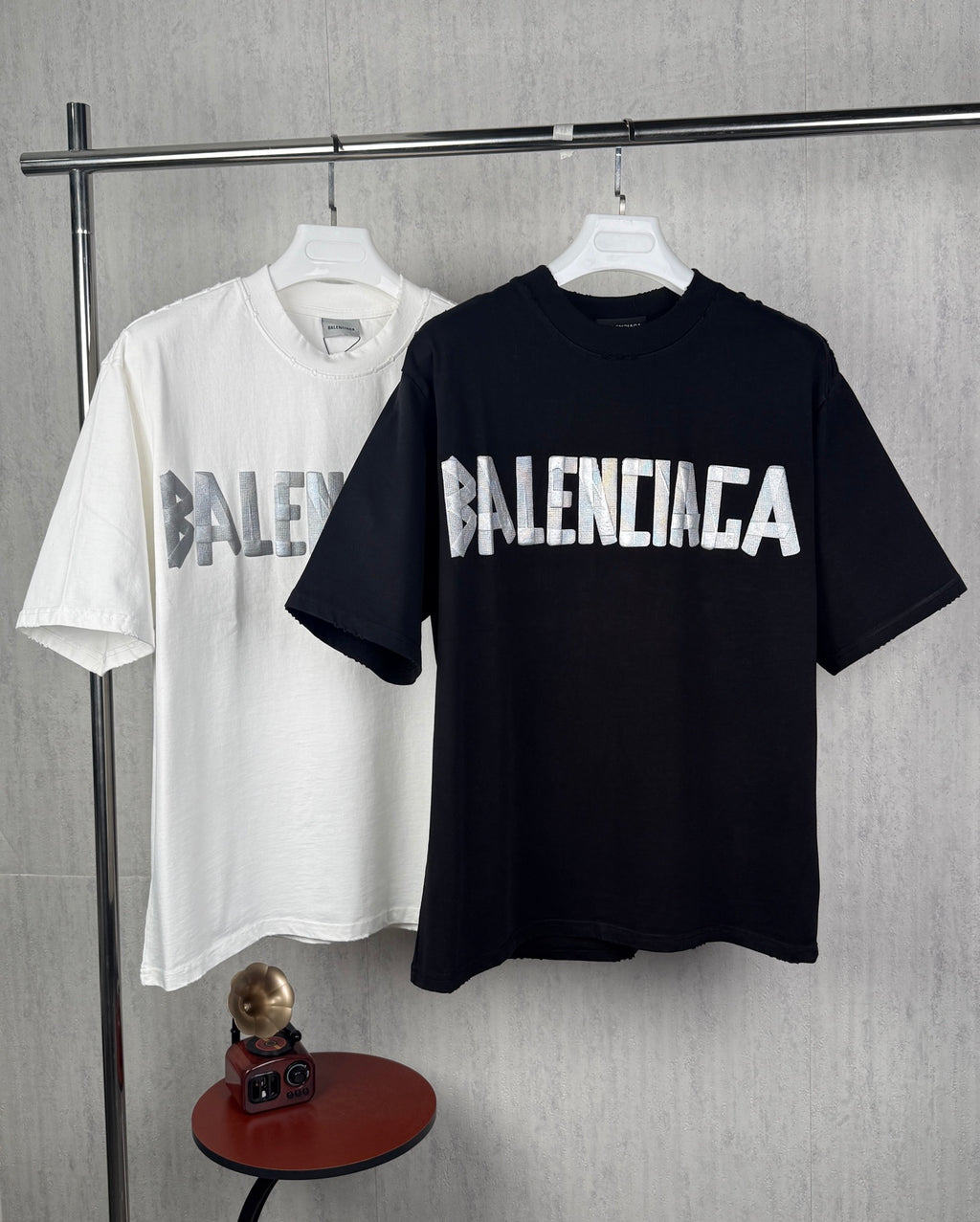 Adhesive tape letter pattern couple's short sleeved T-shirt