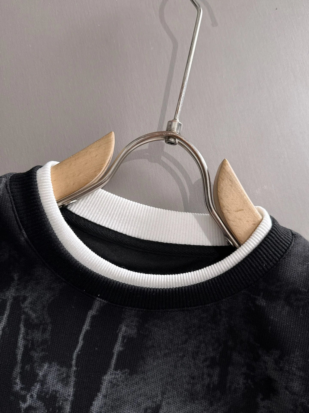 New round neck sweatshirt with long sleeves