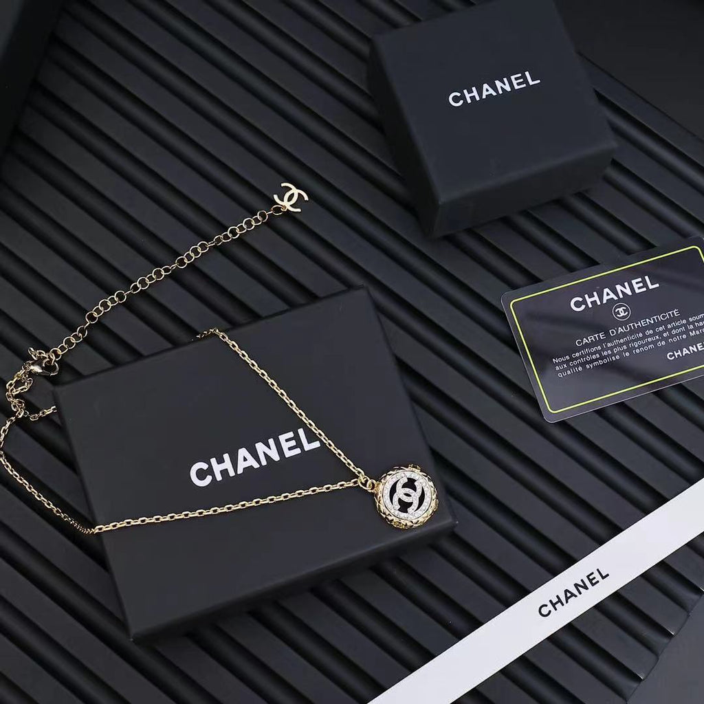 Two tone gold coin palace retro round necklace