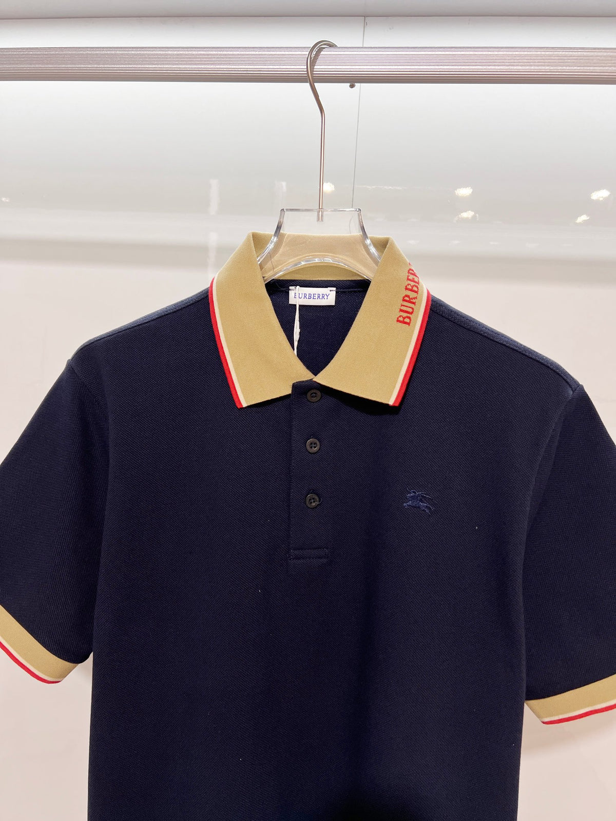 Color blocked flat machine collar with dark embroidery letters polo shirt