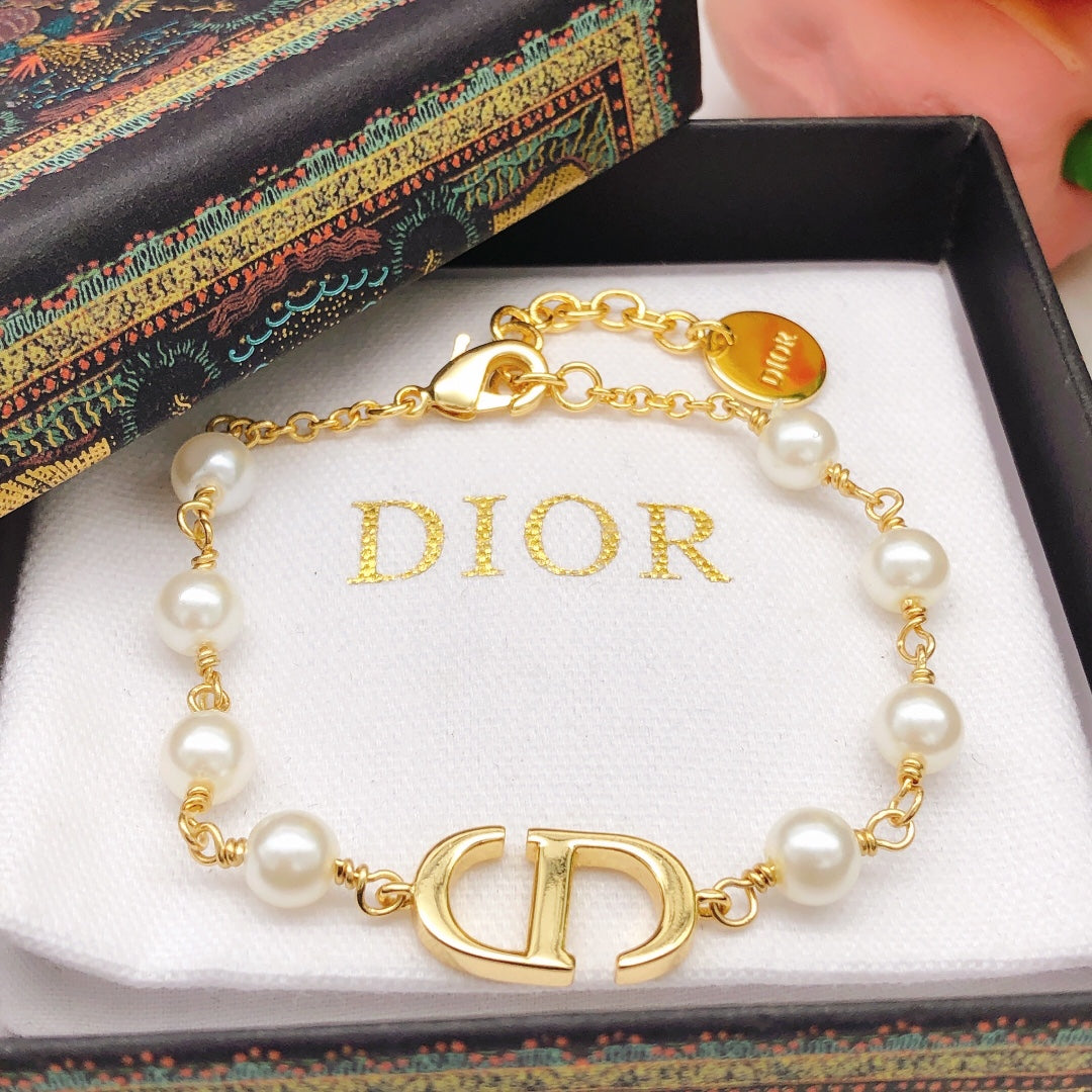 Pearl bracelet smooth surface