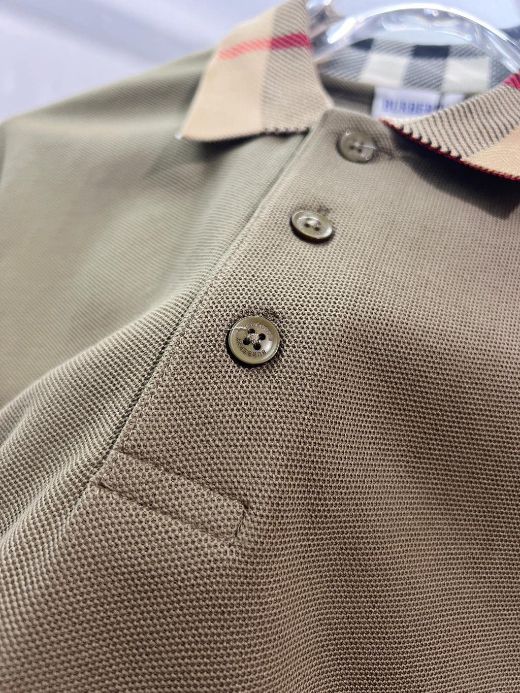 Minimally spliced contrasting plaid collar with letter polo shirt