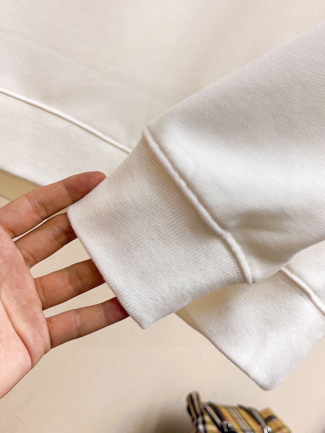 Latest long sleeved round neck sweatshirt 9