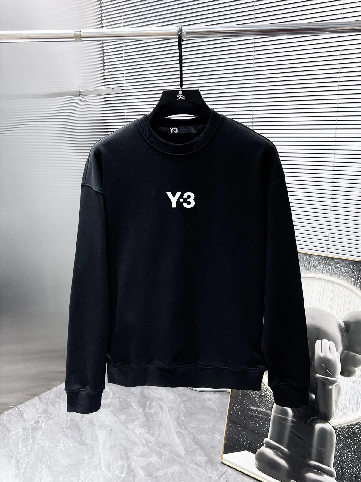 New long sleeved round neck sweatshirt
