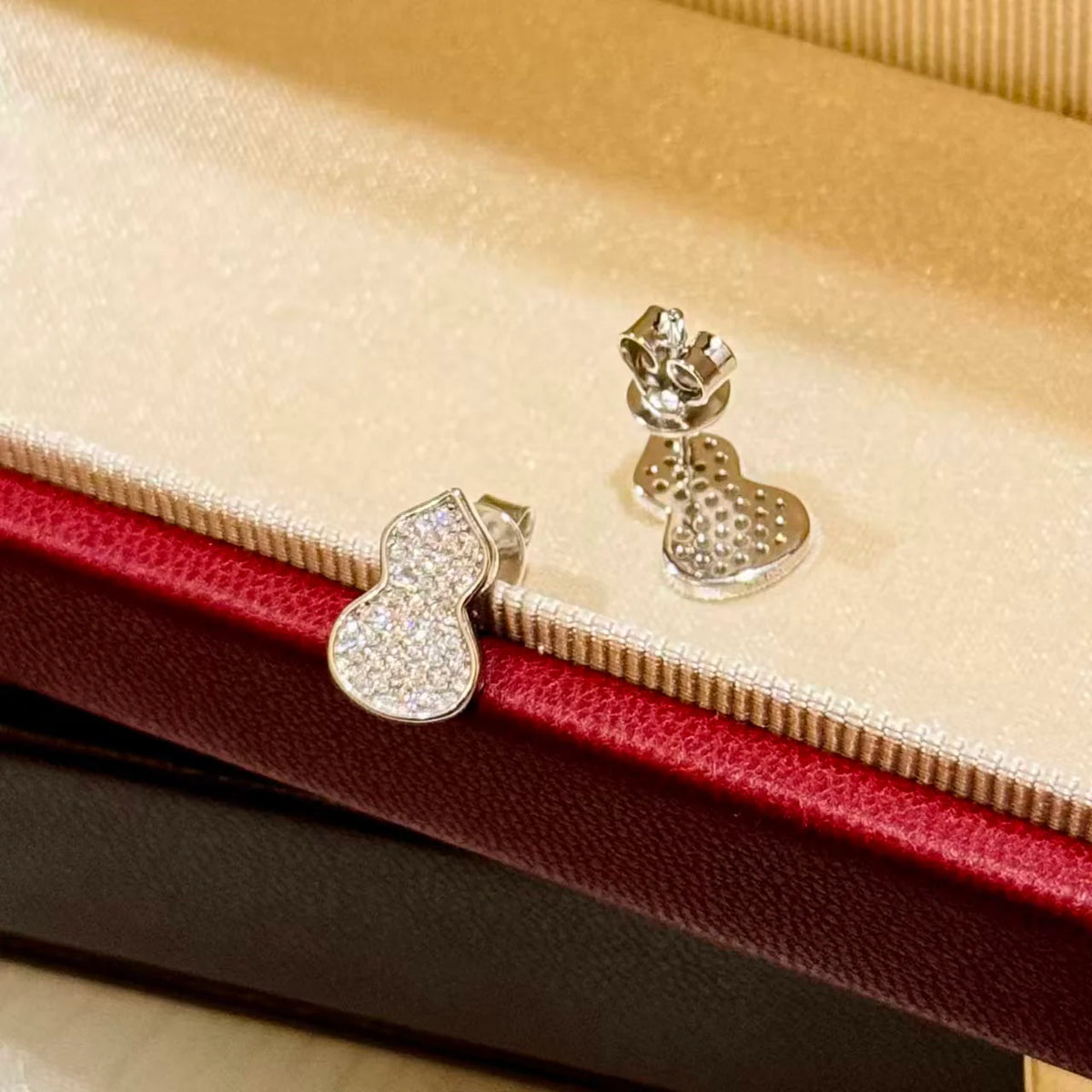 Small gourd full of diamond earrings
