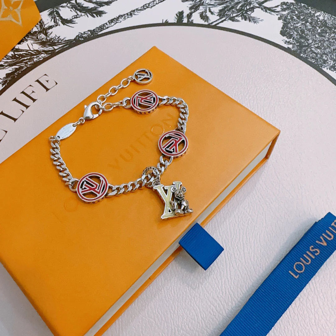 Retro and trendy fashion bracelet