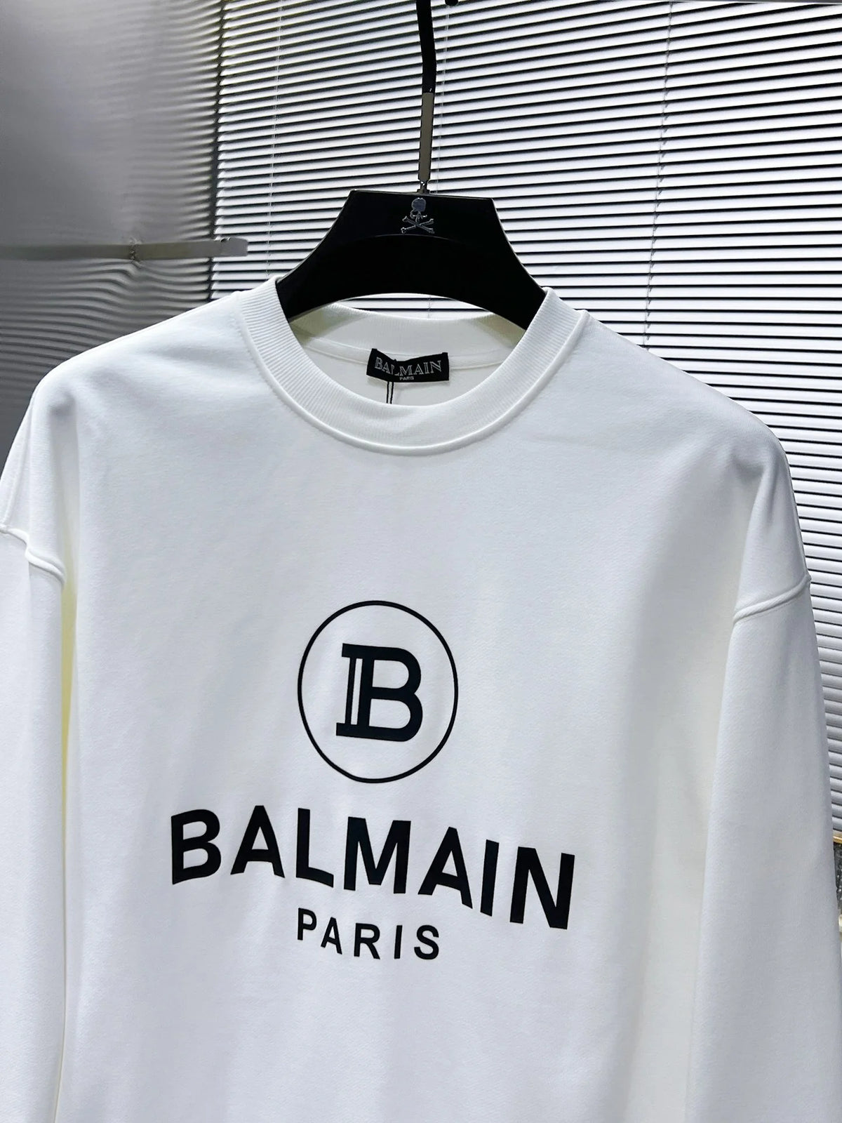 New long sleeved round neck sweatshirt