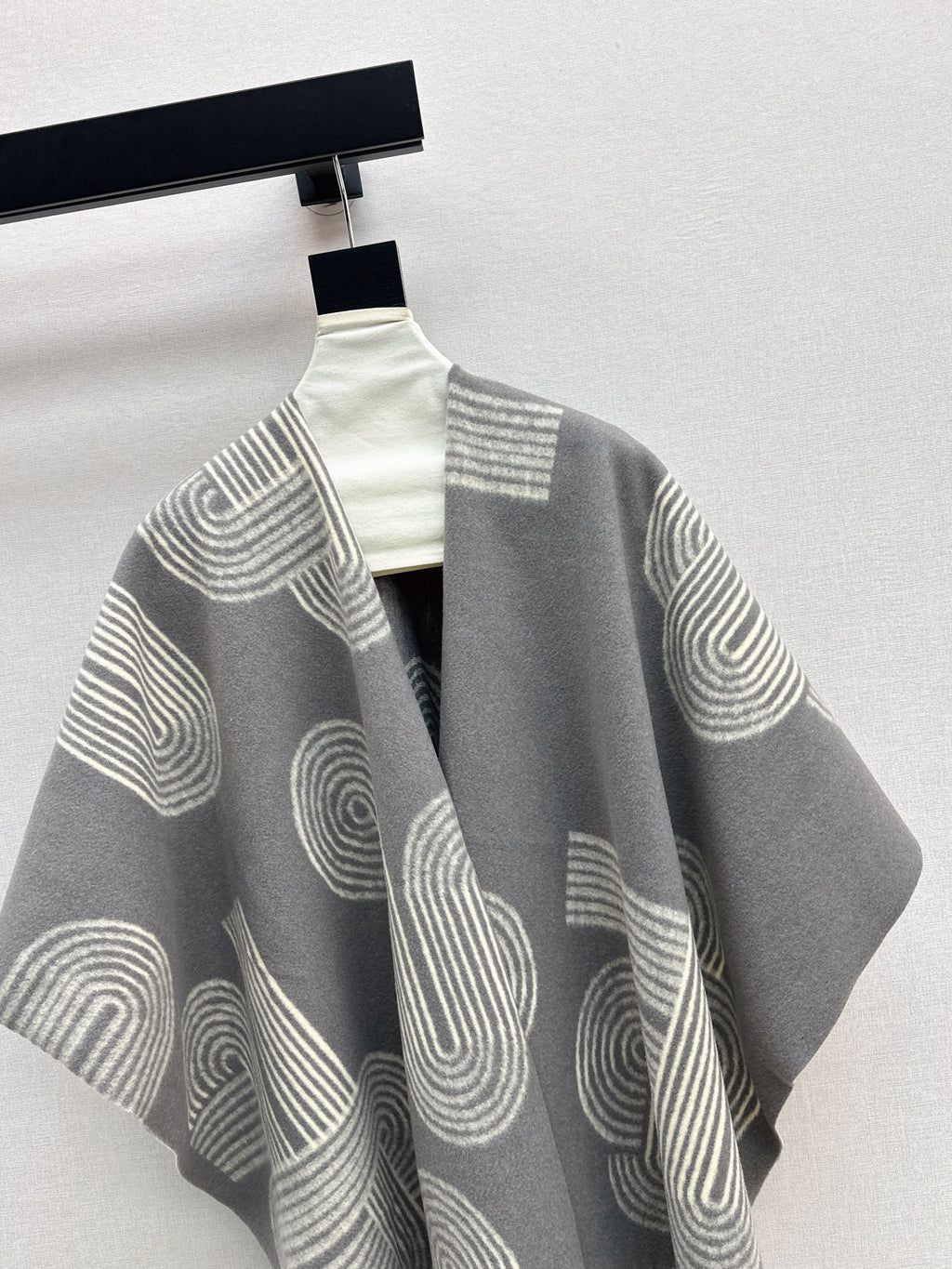 25fw Knitted cloak, shawl jacket