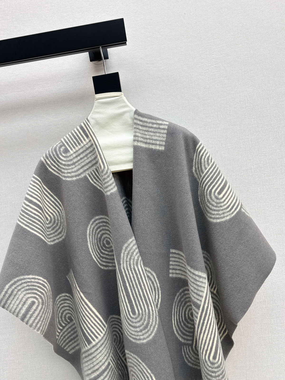 25fw Knitted cloak, shawl jacket