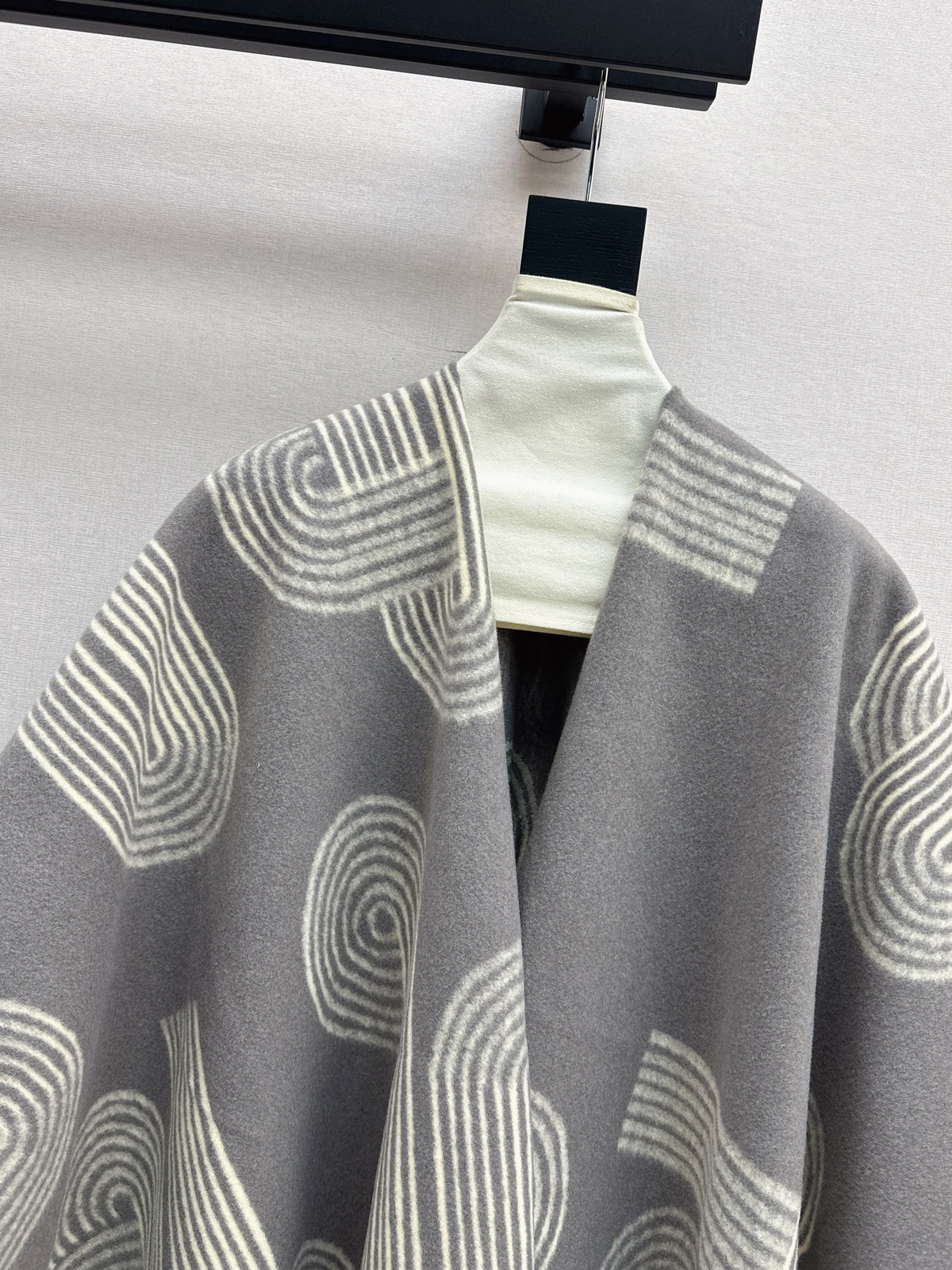 25fw Knitted cloak, shawl jacket