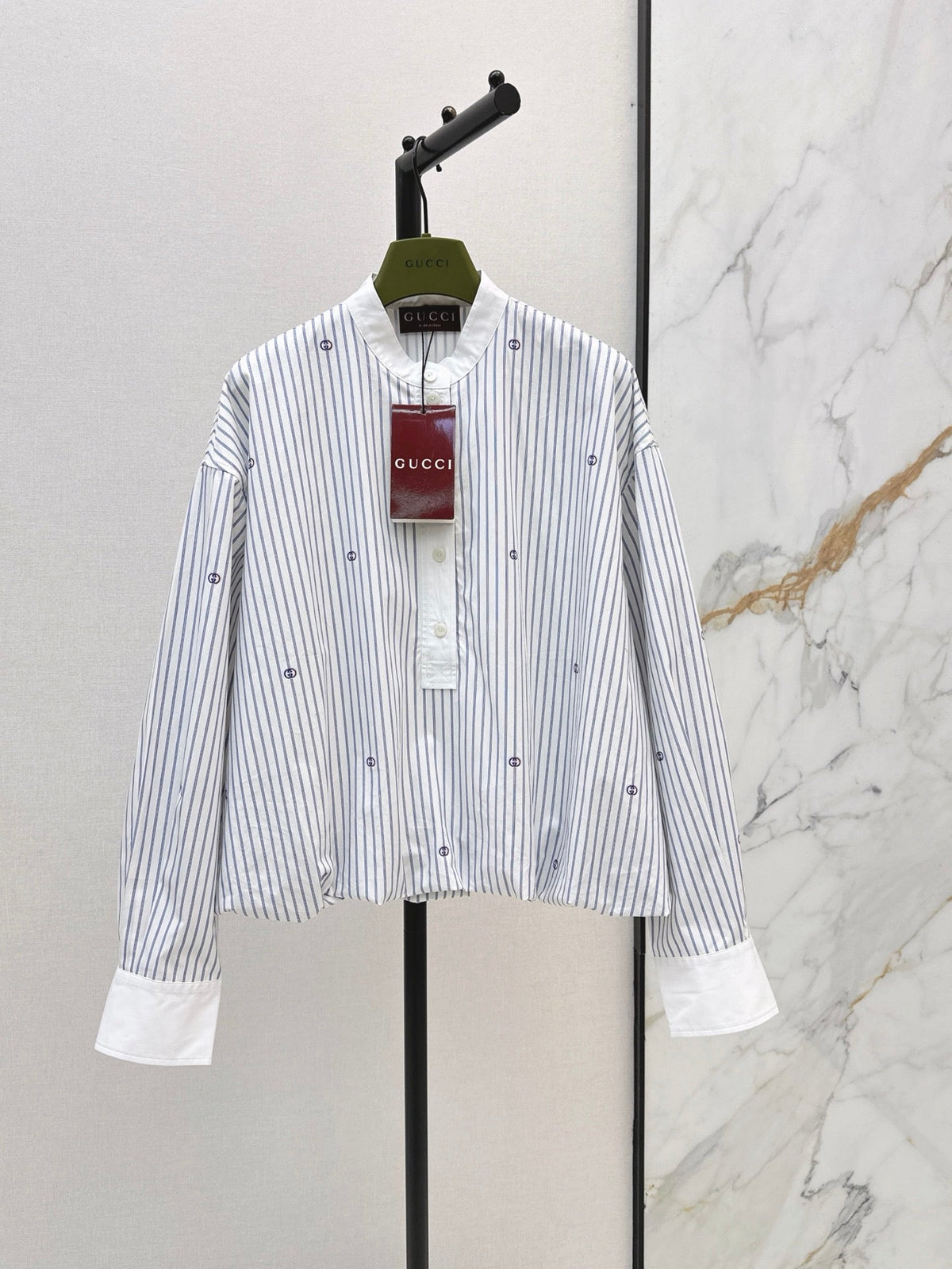 Loose-fit striped shirt with a classic collar