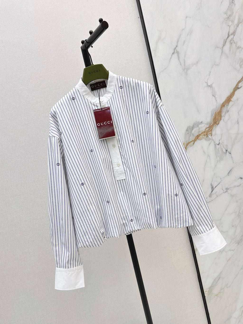 Loose-fit striped shirt with a classic collar