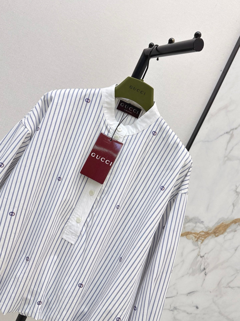 Loose-fit striped shirt with a classic collar