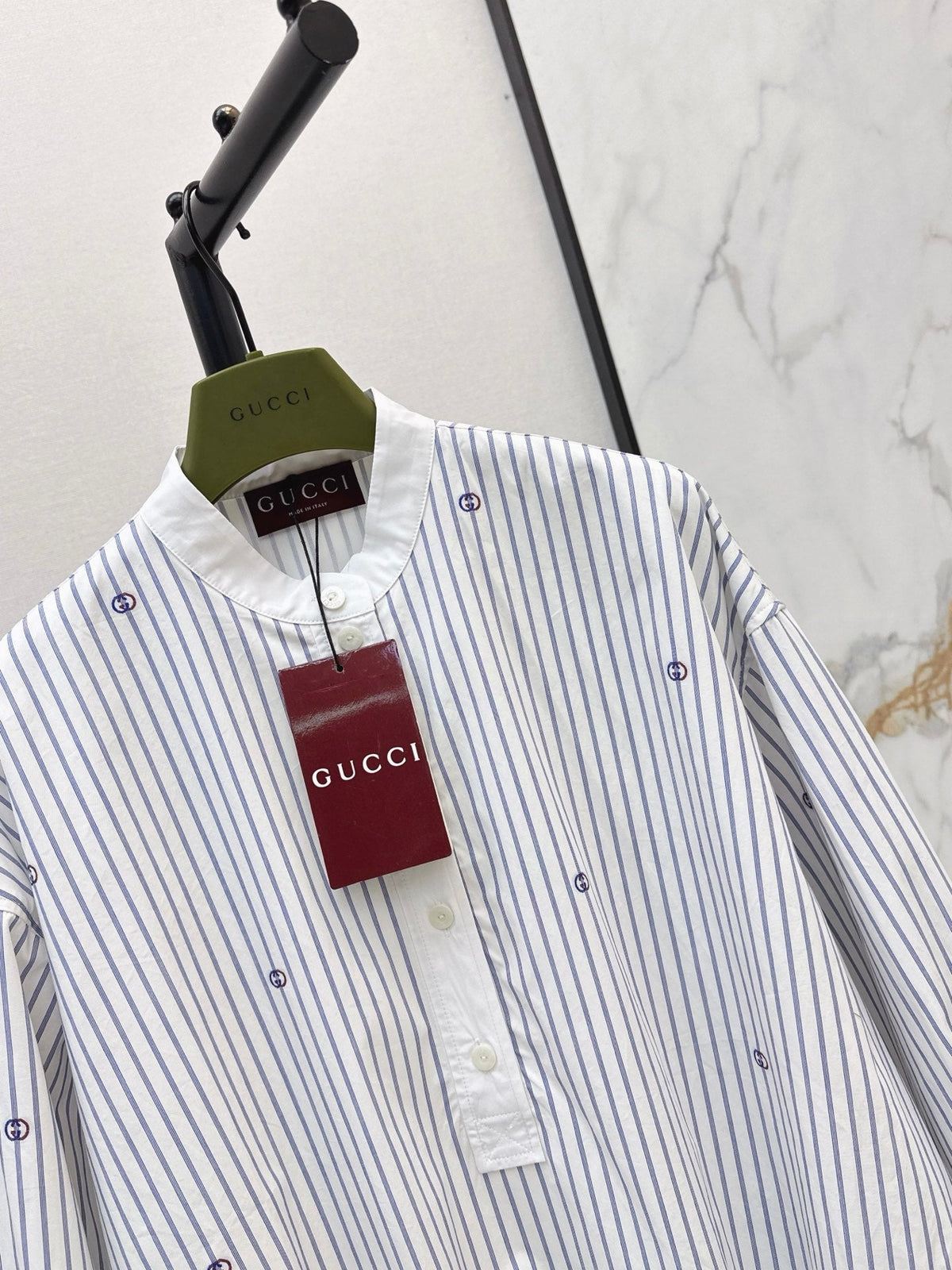 Loose-fit striped shirt with a classic collar