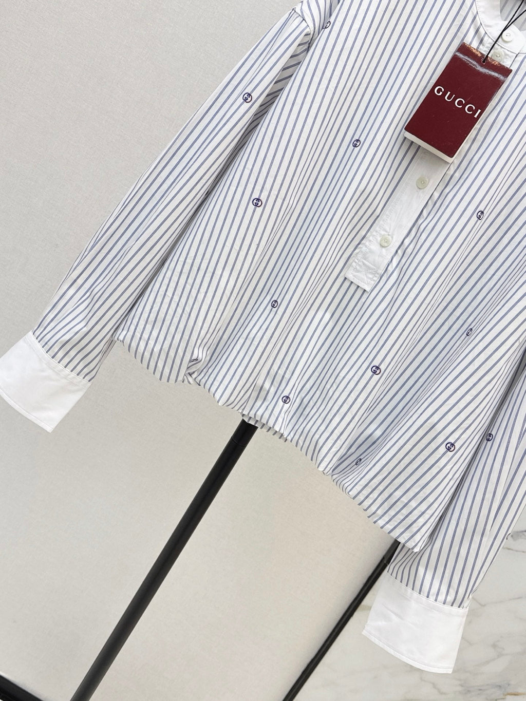 Loose-fit striped shirt with a classic collar