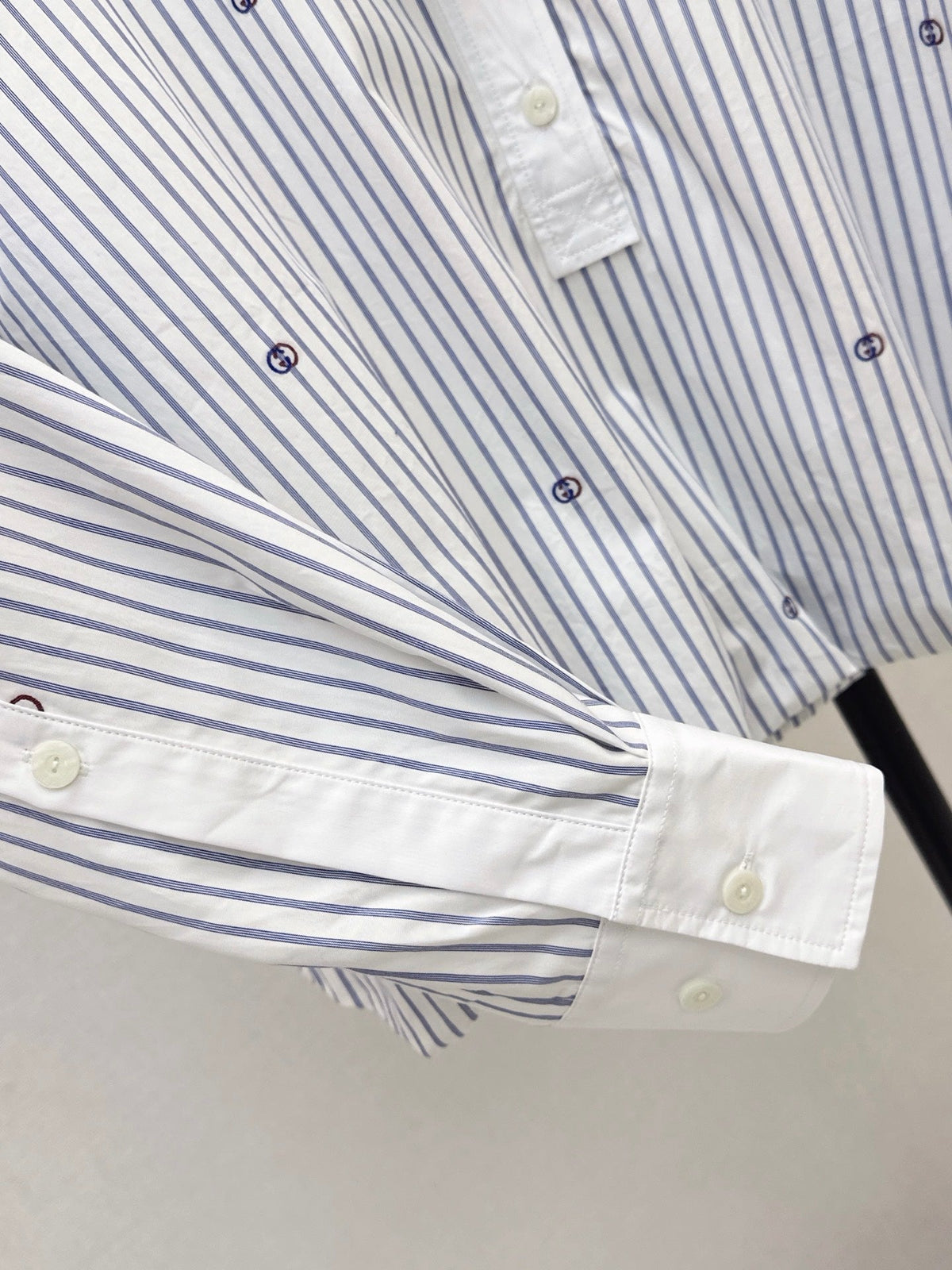 Loose-fit striped shirt with a classic collar