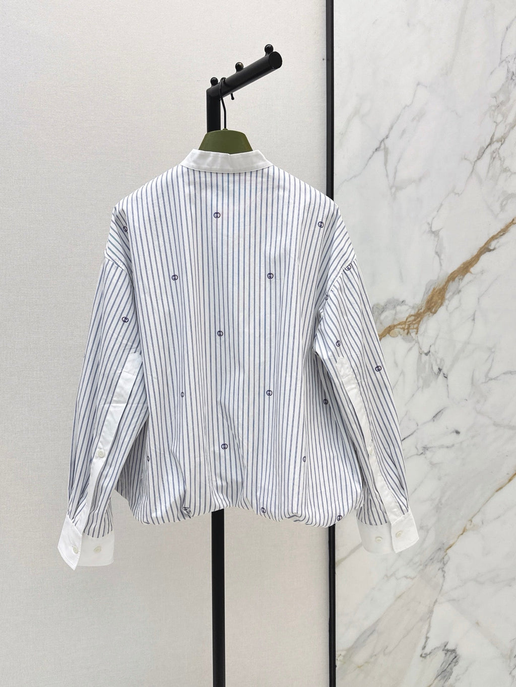 Loose-fit striped shirt with a classic collar