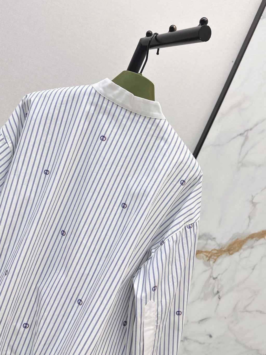 Loose-fit striped shirt with a classic collar