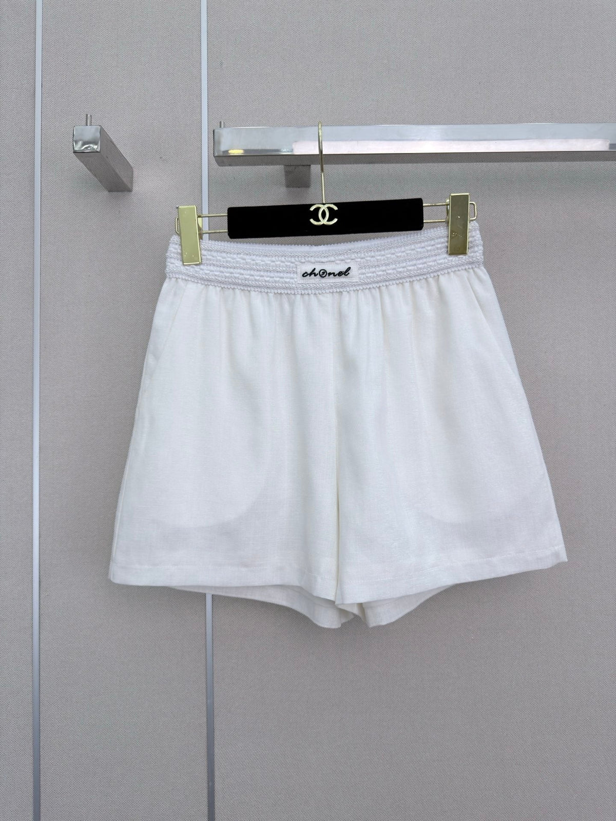 Elastic-waist shorts