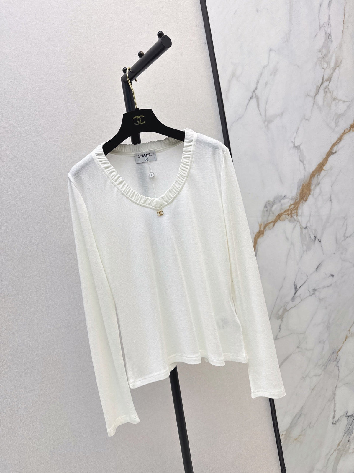 26 Early Autumn New V-Neck Base Shirt