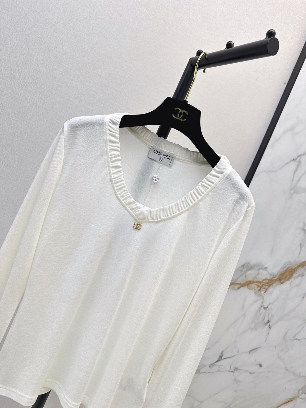 26 Early Autumn New V-Neck Base Shirt