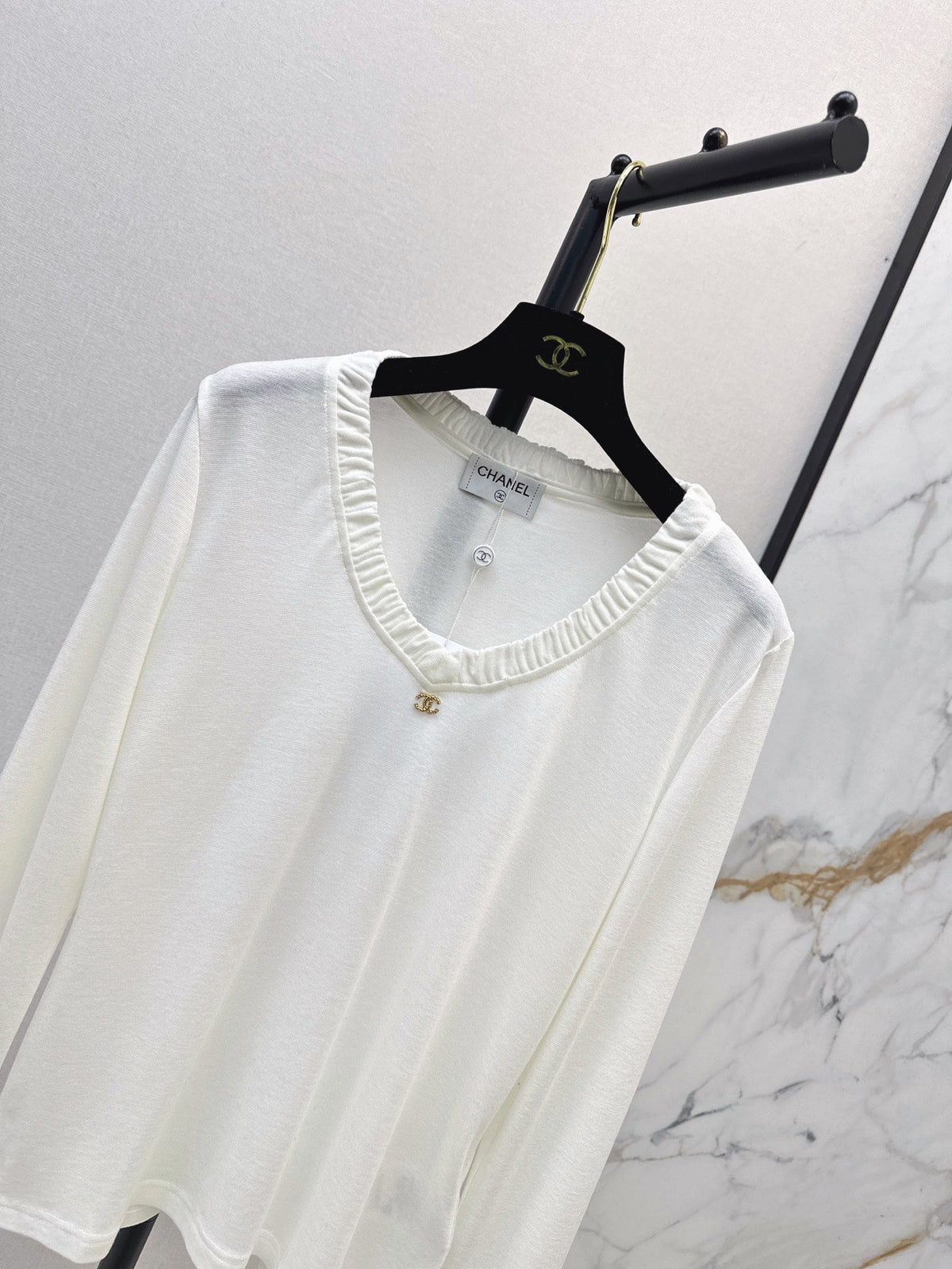 26 Early Autumn New V-Neck Base Shirt