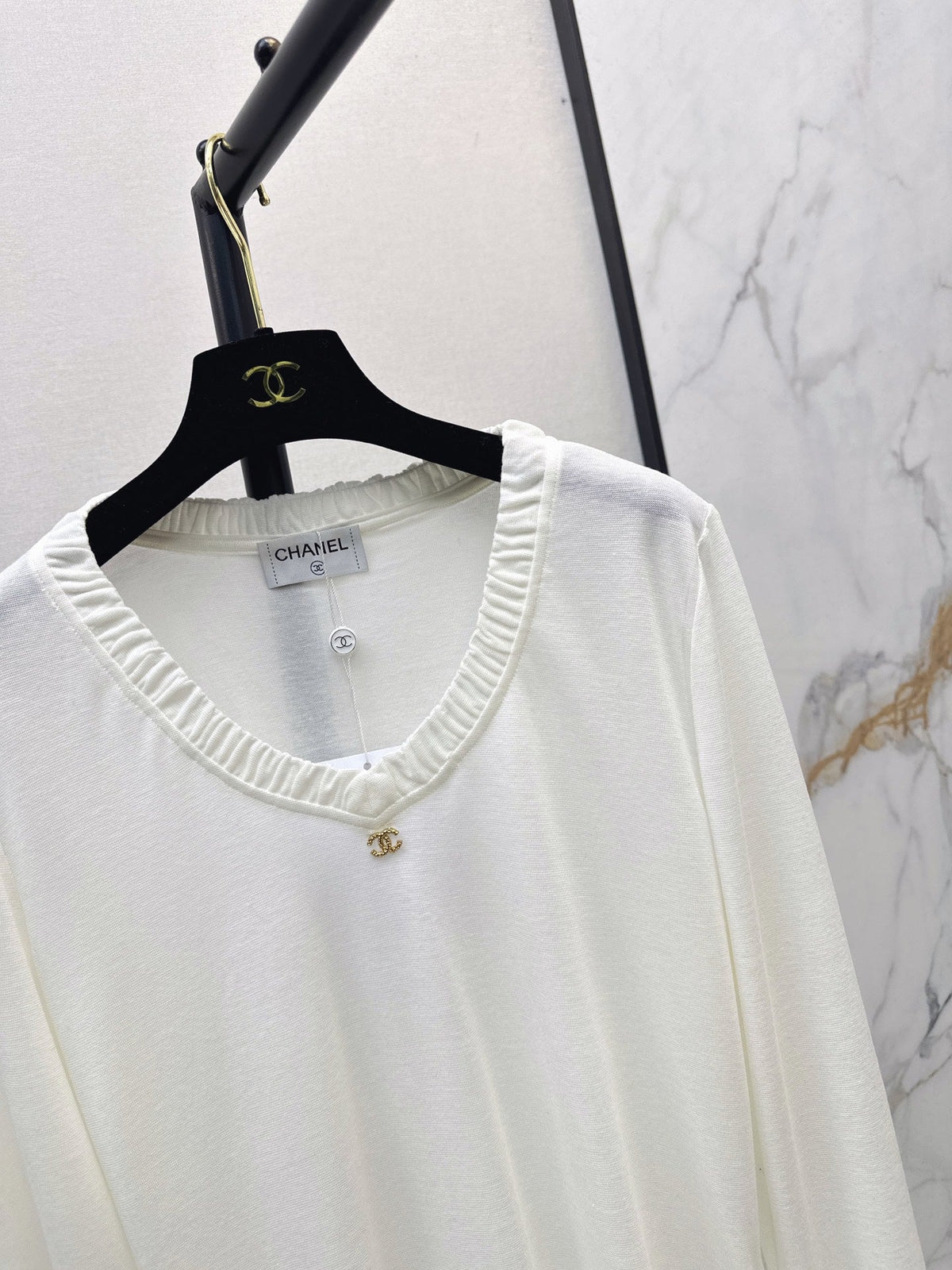 26 Early Autumn New V-Neck Base Shirt
