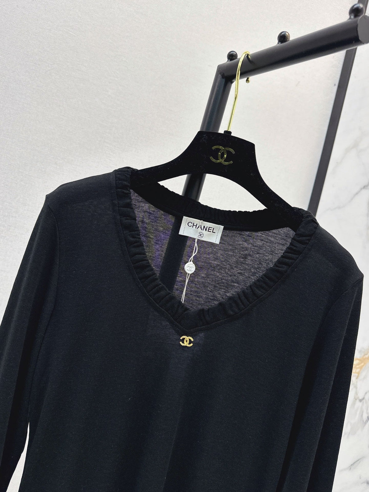 26 Early Autumn New V-Neck Base Shirt