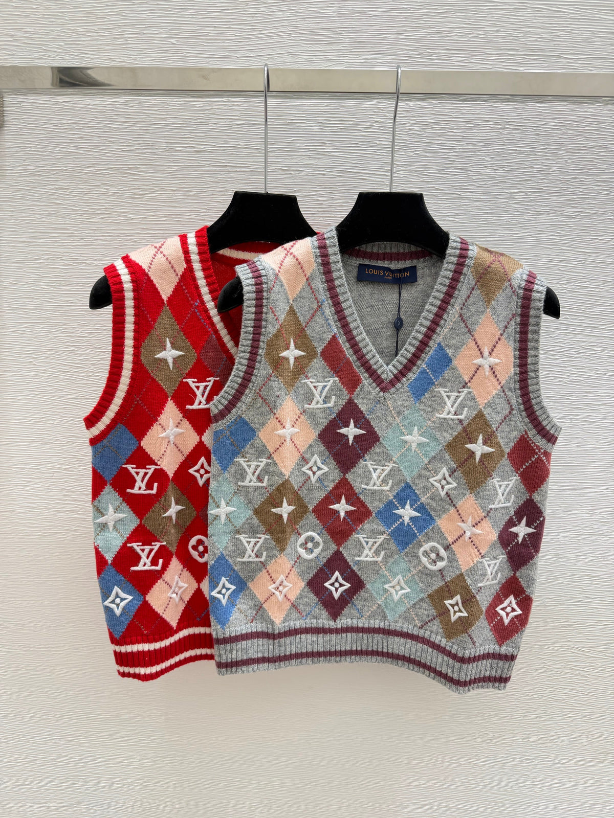 26 New Double C Stripe Hooded Knit Vest