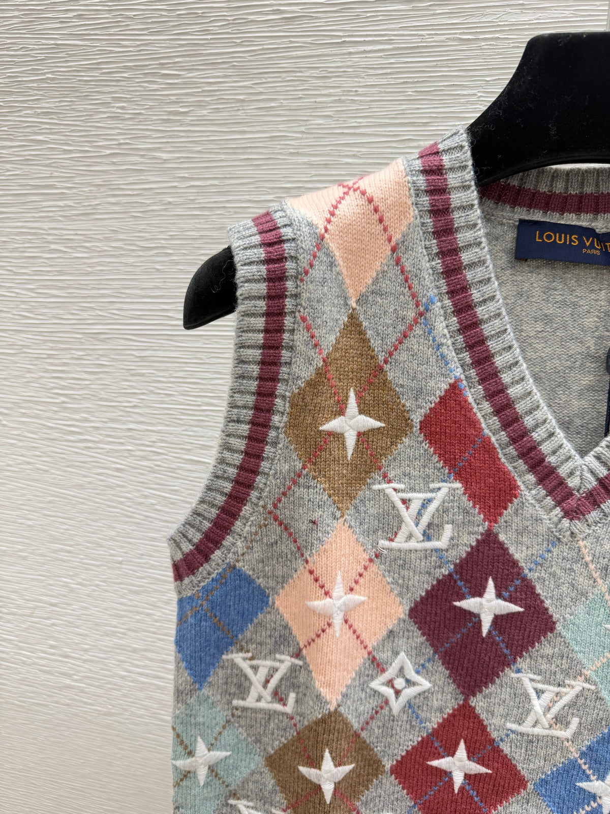 26 New Double C Stripe Hooded Knit Vest