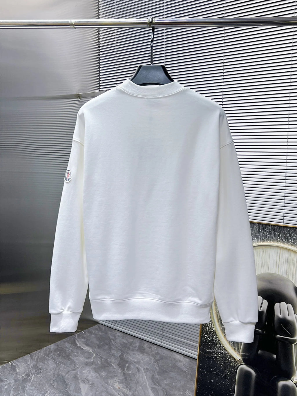 New long sleeved round neck sweatshirt