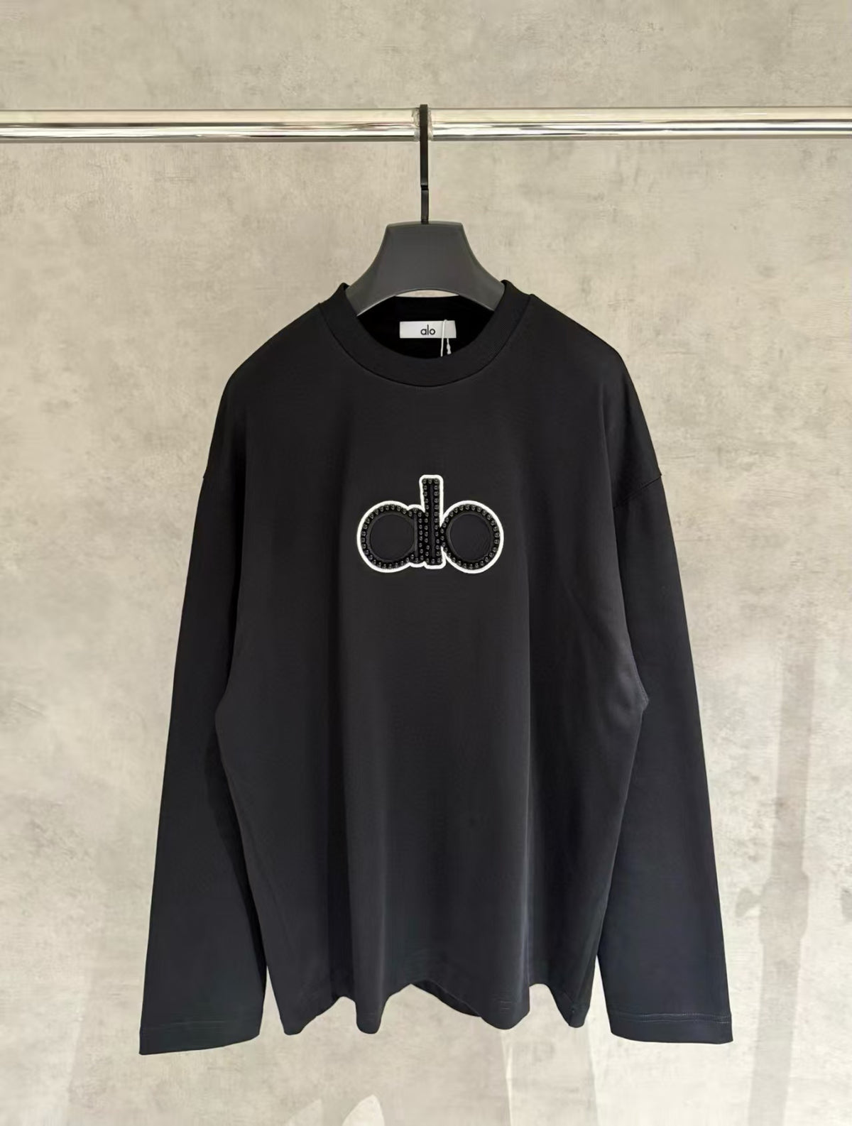 New round neck long sleeved sweatshirt