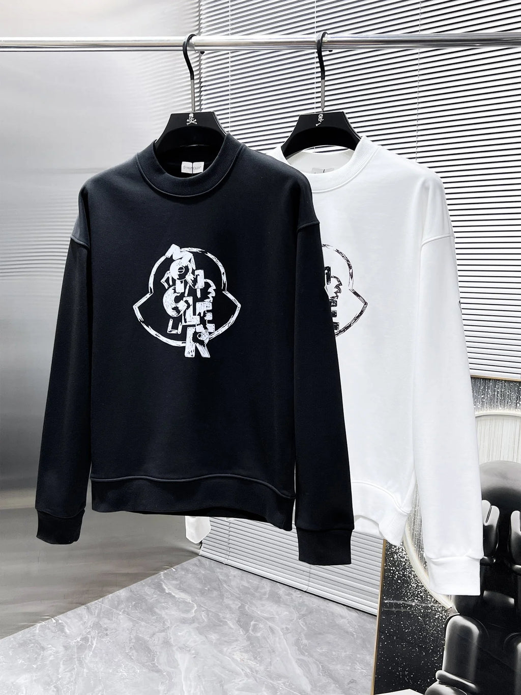 New long sleeved round neck sweatshirt