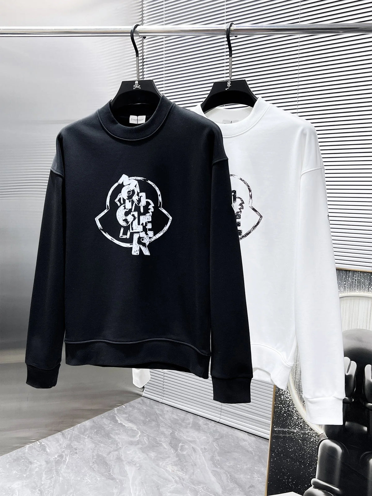 New long sleeved round neck sweatshirt