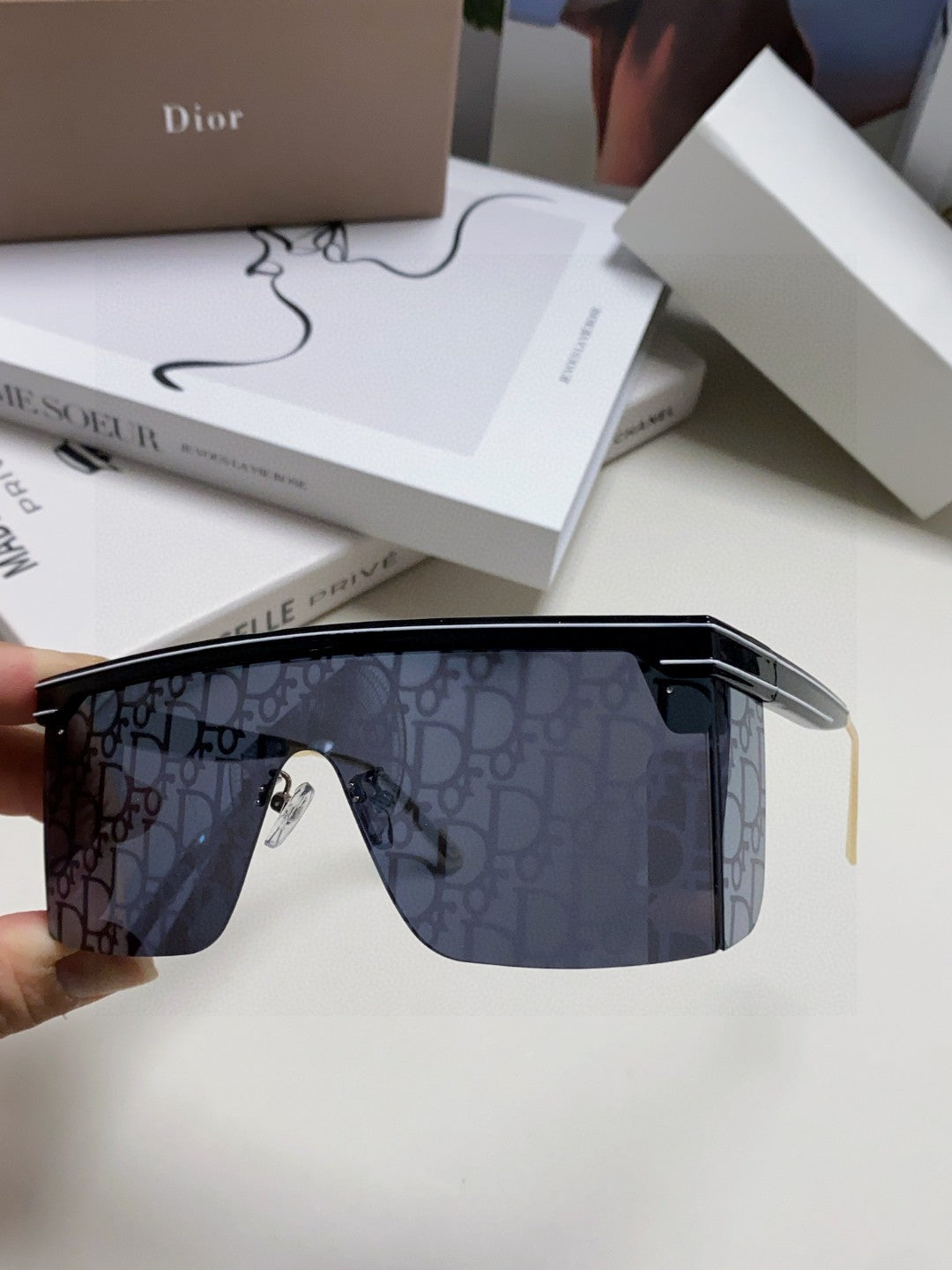 Large frame letter logo fashionable sunglasses