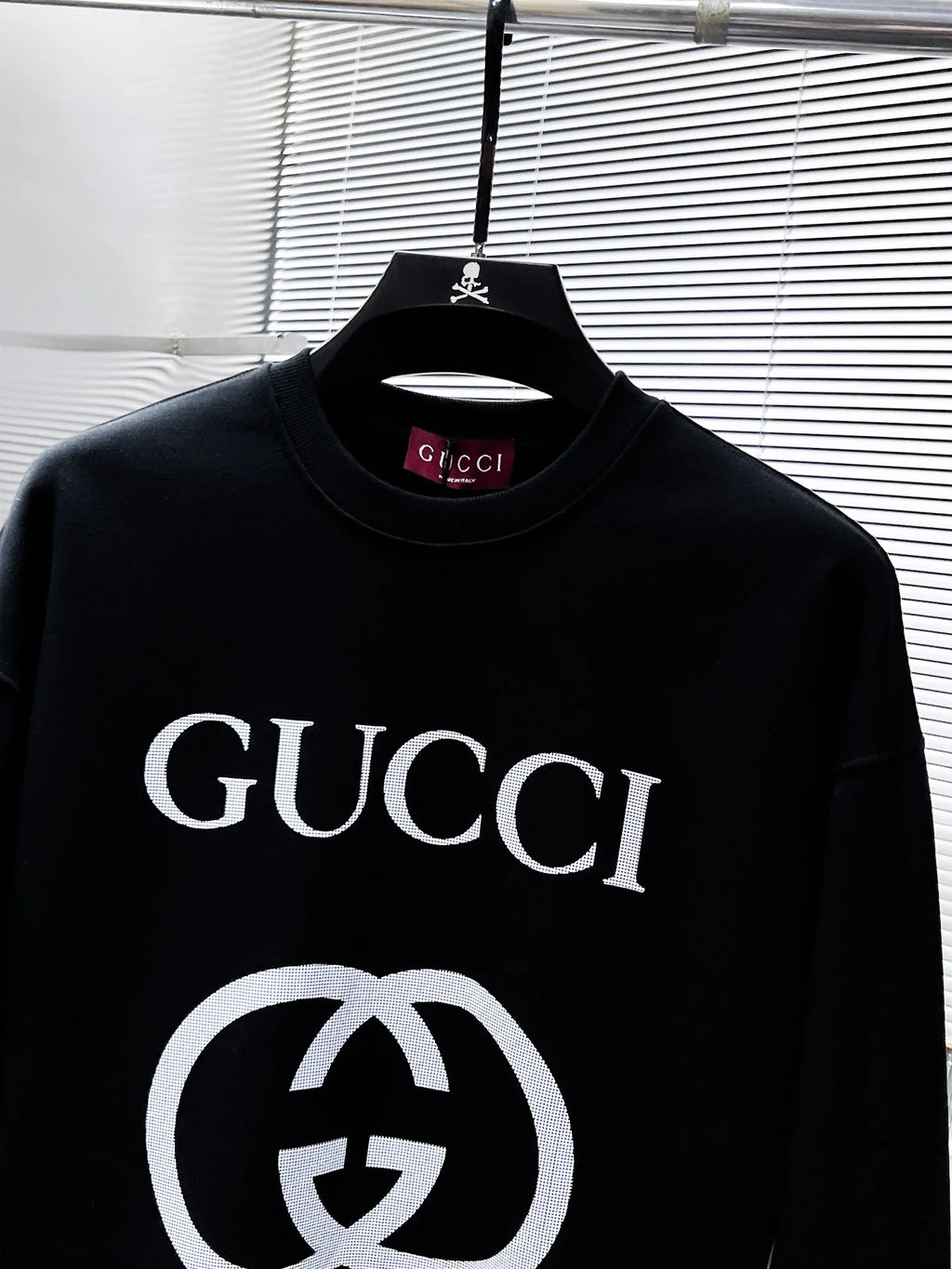 New long sleeved round neck sweatshirt