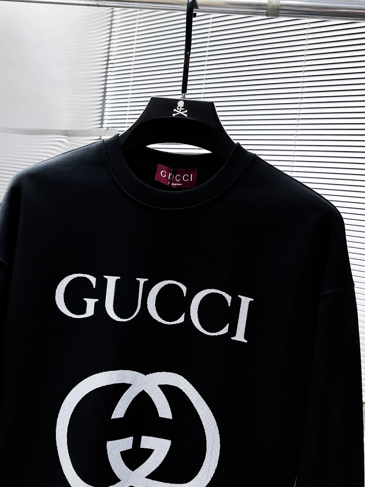 New long sleeved round neck sweatshirt