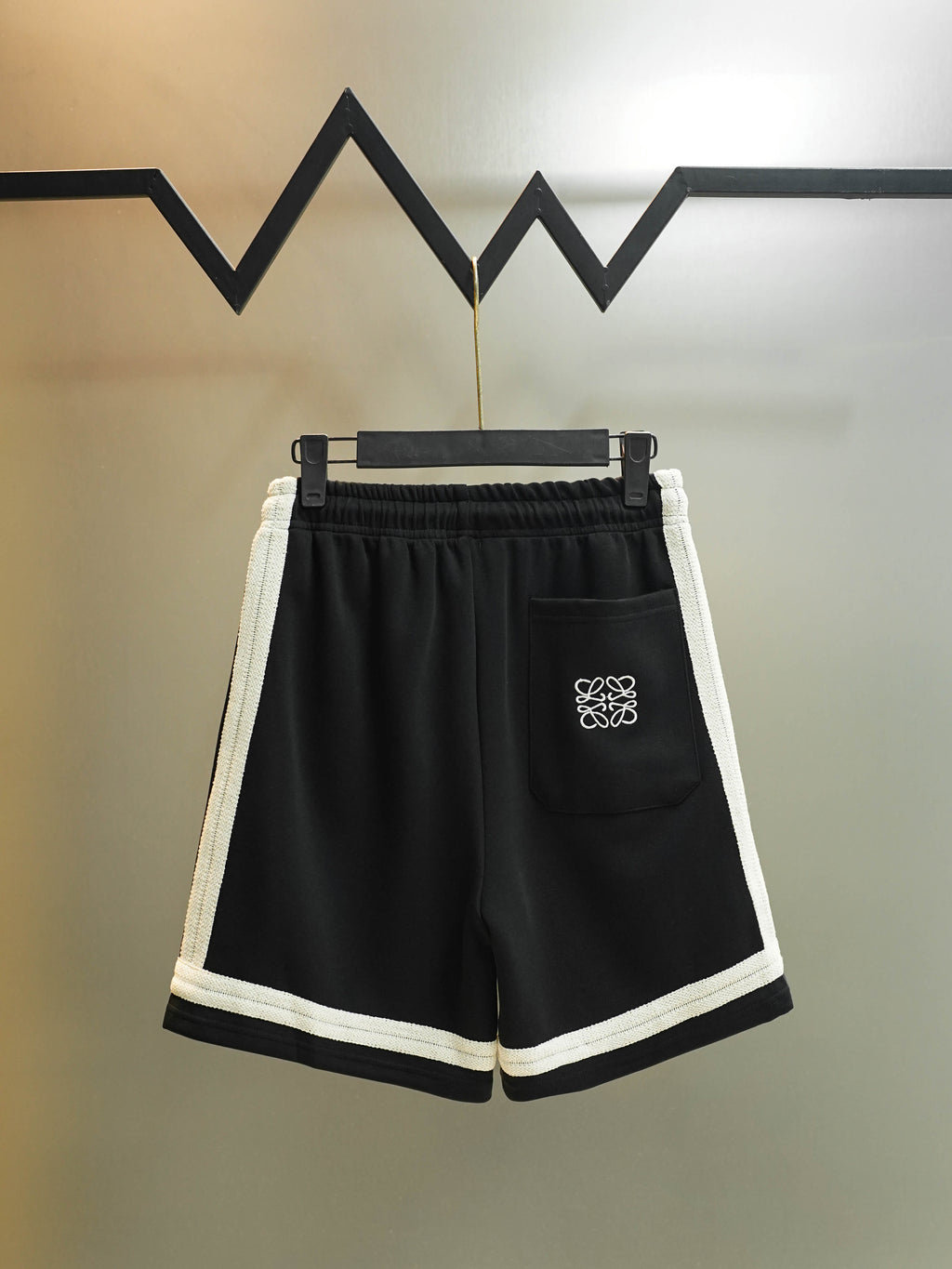 Knitted fabric embroidered shorts