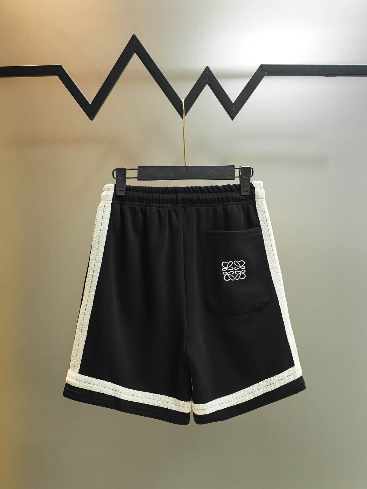 Knitted fabric embroidered shorts