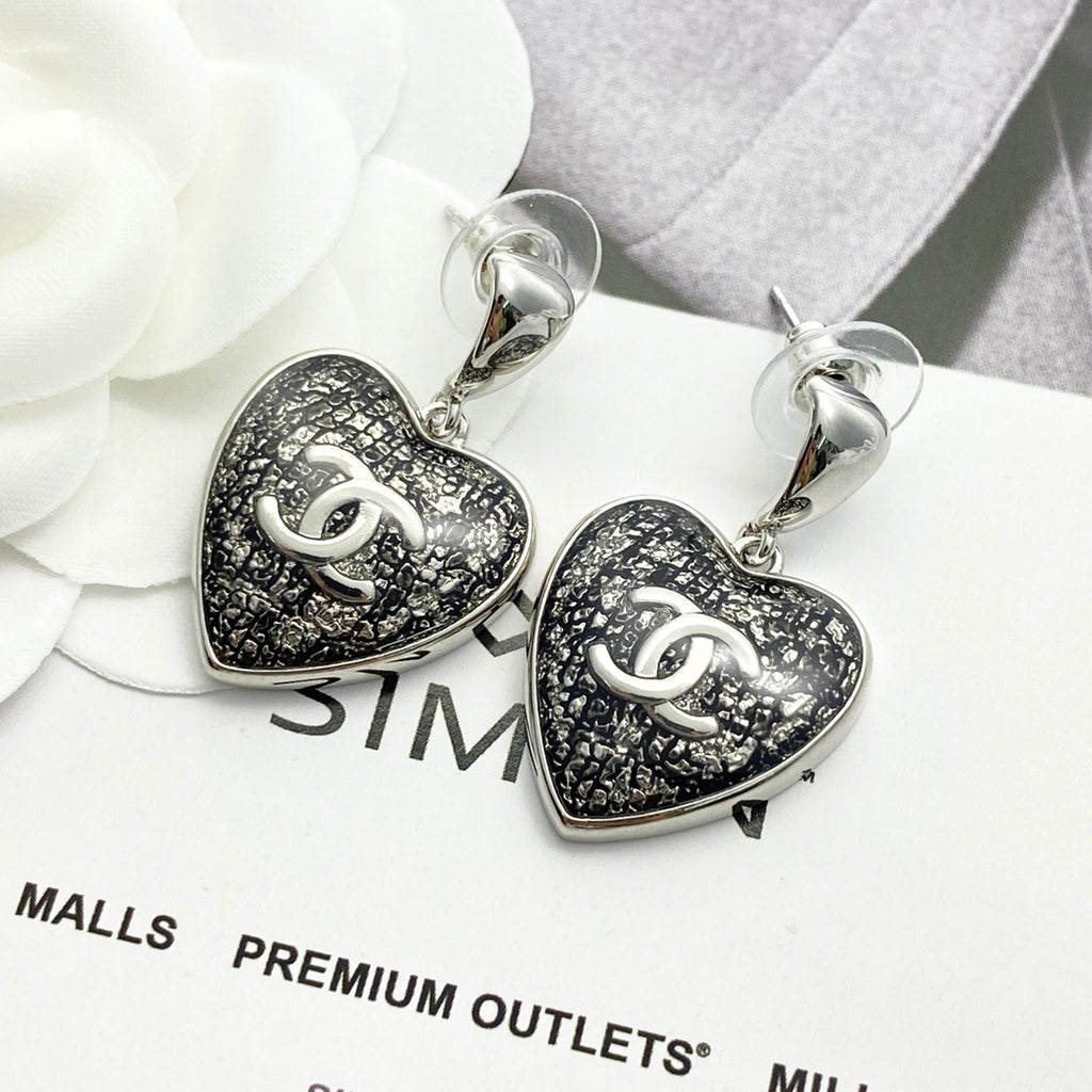 Black gold lace heart-shaped earrings